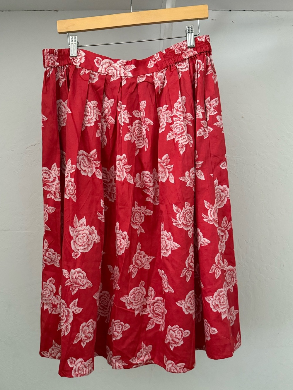 Like New Modcloth 100% Cotton Red &White Rose Print Pull-On Retro Style Skirt - Picture 5 of 8